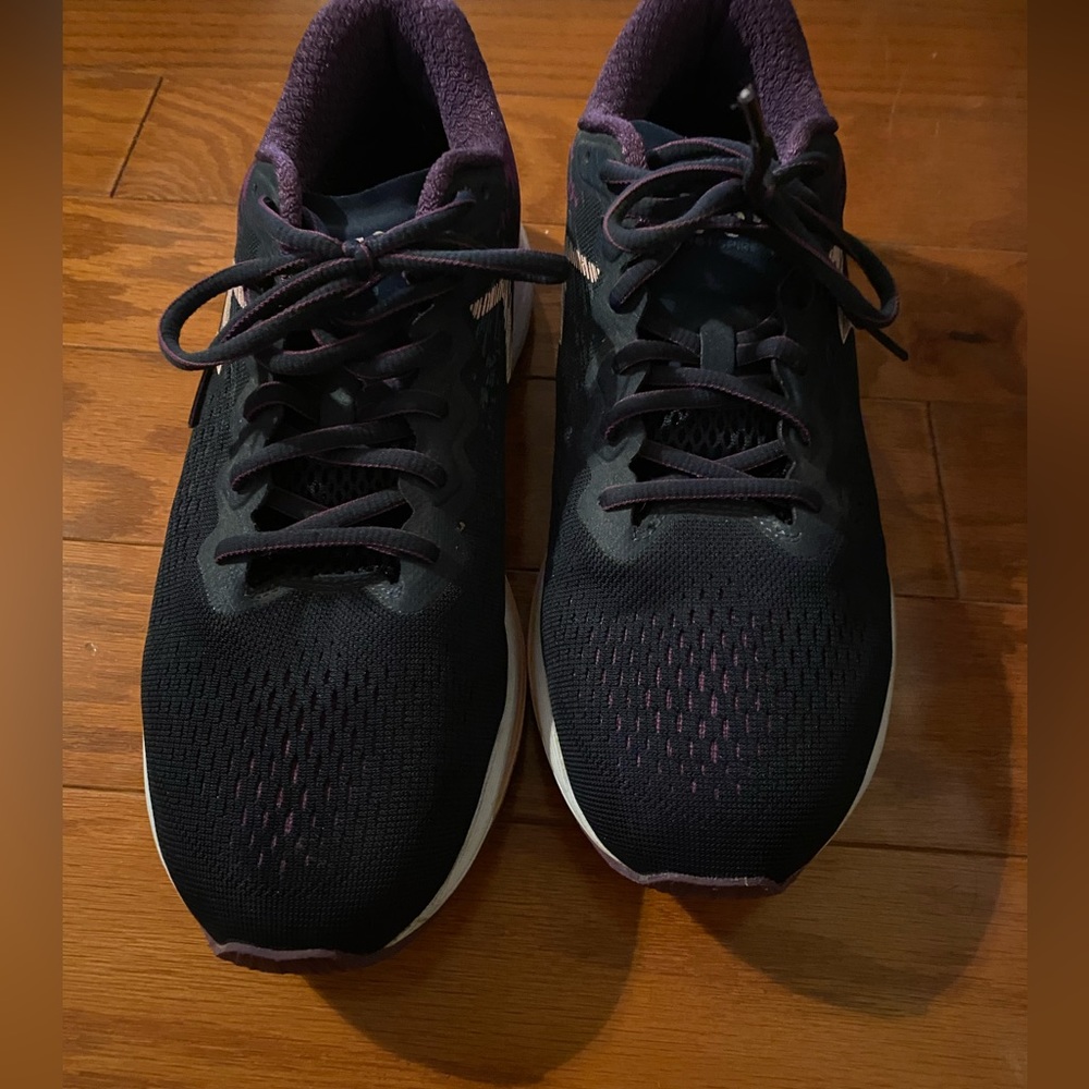 EUC.  361 Spire 3 running shoes.  Navy size 8.5